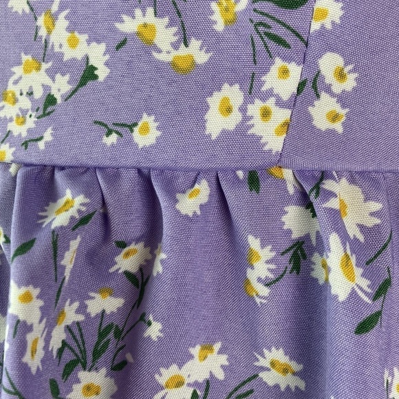 Shein lavender flutter sleeve blouse with tiny daisies medium - Picture 3 of 6